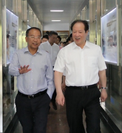 阮偉祥董事長陪同彭佳學(xué)參觀龍盛科技樓 - 副本.JPG