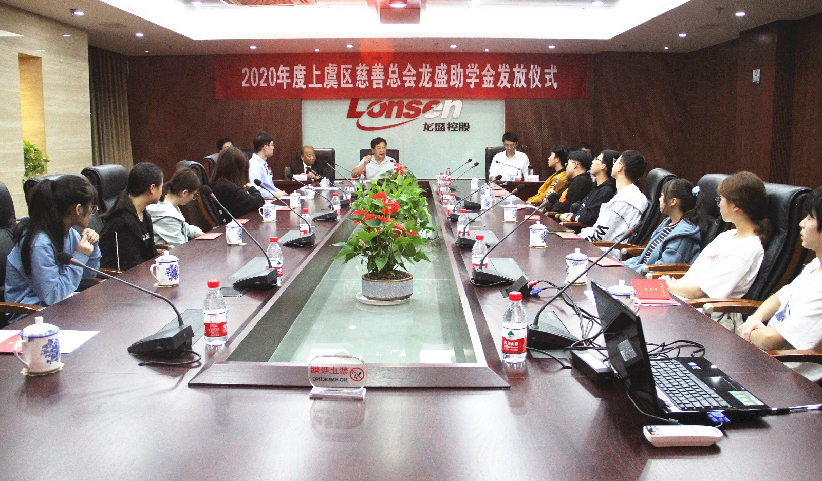 2020助學(xué)金發(fā)放現(xiàn)場(chǎng)小.jpg