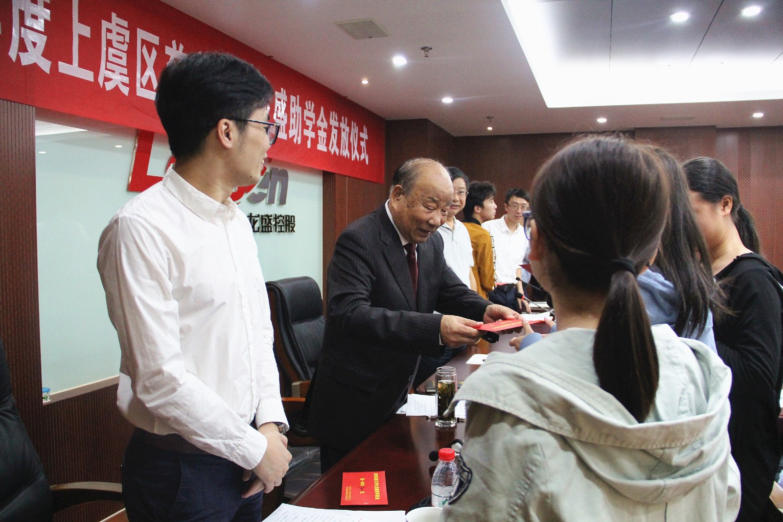 阮水龍發(fā)助學(xué)金.jpg